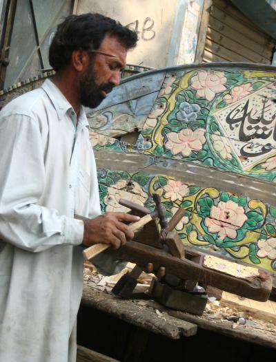 Pakistan Truck Art 面白くてやめられない「けばトラ」ウォッチング　注文製作の現場へ　?Balochi Colony