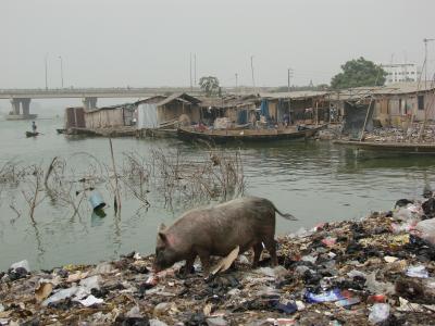 Benin- Cotonou 汚染された町