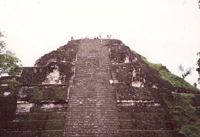 マヤ文明を訪ねてティカルの遺跡。