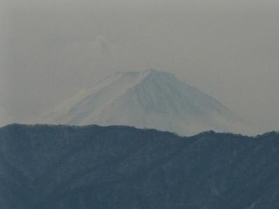 冬空に浮かぶ富士山を見に甲州高尾山に登る