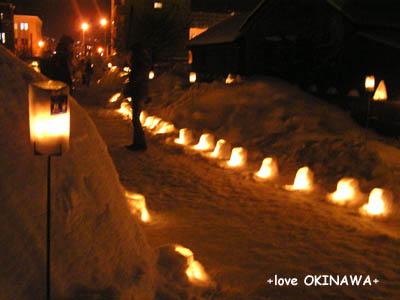 雪あかりの路を歩く