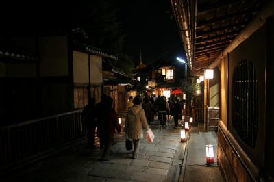 京都　東山花灯路へ　寒い