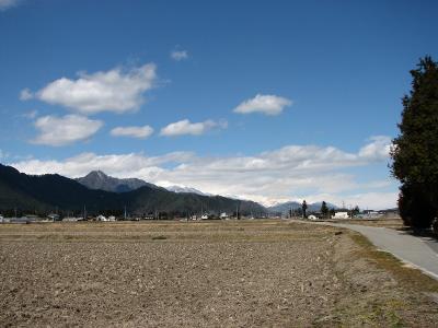 雪をかぶった飛騨山脈（北アルプス）に引かれて安曇野　松川村へー?