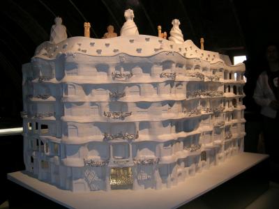 曲線美!『カサ・ミラ』と『カサ・コマラ』★MY聖地!バルセロナ巡り?~2007.3.16-17