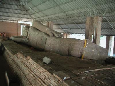 砂岩の涅槃像、パノム・ワン遺跡「タイ・イサーン遺跡巡り2007.3」（その3）