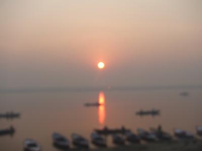 インド・ガンジス川で初日の出３