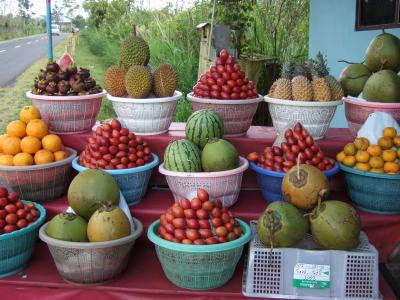 綺麗に積まれた果物　　　バリ島