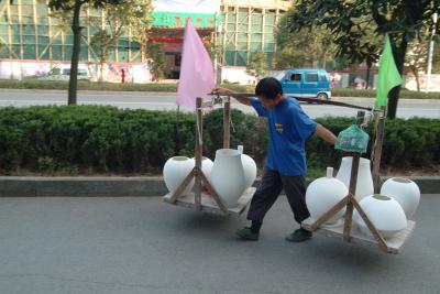 景徳鎮の街中で見た、陶磁器輸送の風景