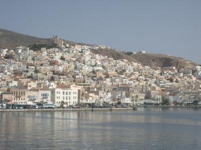 シロス島を船から眺める。美しい島。