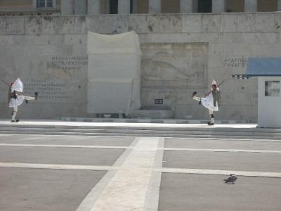 無名戦士の墓を守る衛兵の交代式にギリシャ人の自尊心を感じる