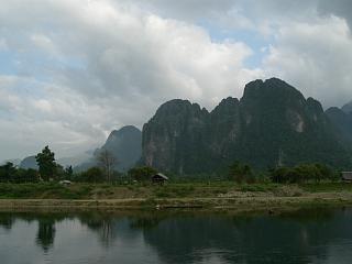 ソン川と山の風景（バンビエン）