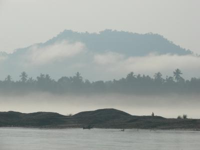 Myanmar no4　ミッチーナ　朝霧の町。