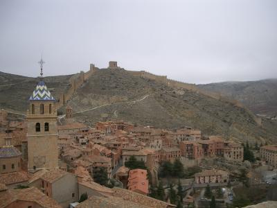 スペイン山の上の城壁の町ドライブ旅行