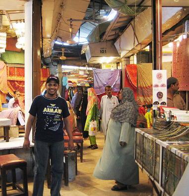 Pakistan　カラチの旧市街カラダール Karadar レディーズ・バザールFabric Market in Ladies Bazaar