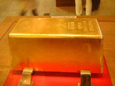 金塊を触るとなんともいえないです