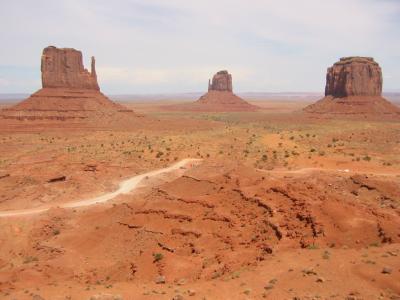 モニュメントバレーで赤土を見た