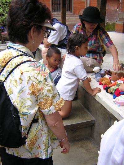 ４トラの支援者　　バリ島へ
