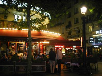 2004夏、フランス旅行記(13)：6月25日(3)パリ・パレロワイヤル、夜のシャンゼリゼ通り