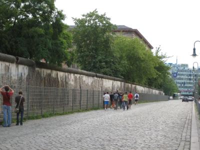 ベルリンの壁の跡を歩く