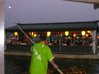 屋形船と（見せかけの）鵜飼見物