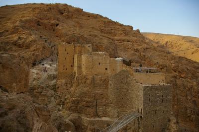 崖に建つ修道院Deir Mar Musa