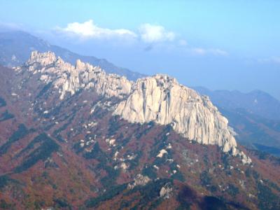 2005秋、韓国紀行14(6/17)：11月3日(3)：雪岳山、険しい岩山はロープウェイ利用、紅葉狩り