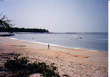 GUINEA/Bel Airビーチで海水浴