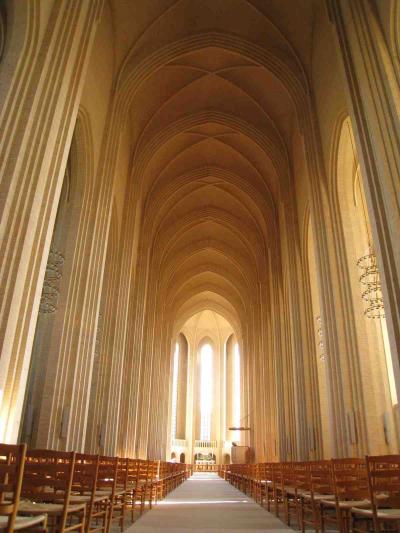 『秋の北欧　デザインの旅』コペンハーゲン　グルントヴィークス教会