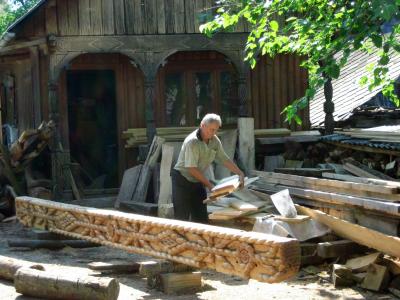 2007年ルーマニア旅行第11日目(2)マラムレシュ地方：ブルサナ村の木彫り師のアトリエを訪ねて