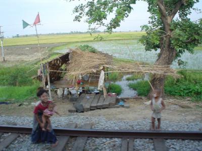 ミャンマー　(鉄道編)　敬虔な仏教徒の住む国?