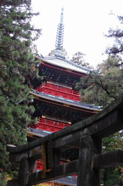 紅葉の日光東照宮　・　晴れ、曇り、霧、雨。