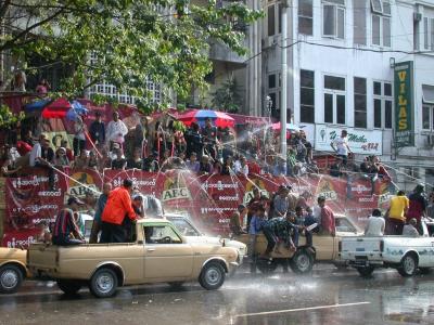 興奮と感動させるミャンマーの伝統的な水掛祭りというのはなんでしょうか？