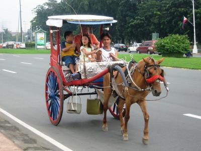 2007秋、フィリピン旅行記1(8/23)：10月31日(1)：マニラ、マニラ市内、通りの壁画、観光馬車
