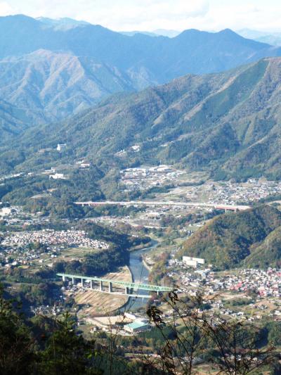 鳥沢駅から倉岳山頂へ　☆渓流沿い・黄落葉の道を登って