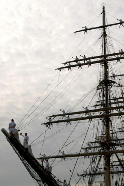 小さな旅●名古屋港 開港祭 出港時に行われた日本丸の登檣礼（とうしょうれい）