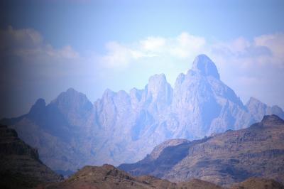 イエメン　10ワジと青き岩峰