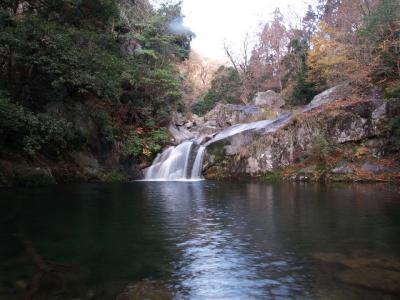 滝めぐりシリーズ４２　小鹿渓の滝と紅葉