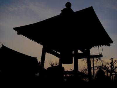 全徳寺の夕暮れの鐘楼