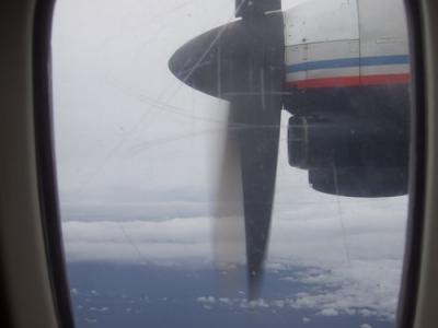 ロンボク島　　プロペラ機