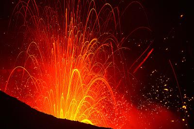 世界で一番火口に近づくことが出来る迫力のヤスール火山！タンナ島、バヌアツ/（Mt. Yasur / Tanna Island / Vanuatu ）