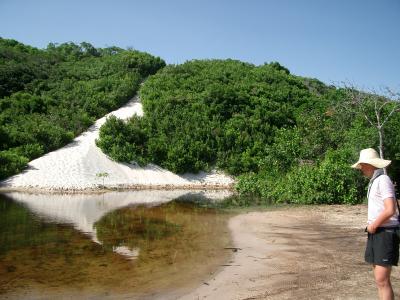 白い砂、青い空、透明な湖のコントラスト　その３