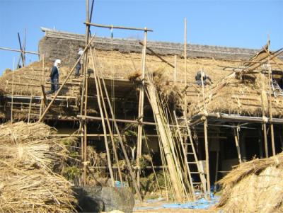 茅葺き屋根修復中の春風蔓里荘