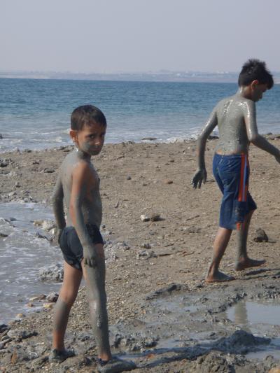 死海で泥パック