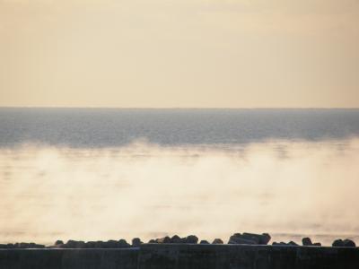 1月27日　厳寒釧路　穏やかな海に「けあらし」（冬の霧）が立つ