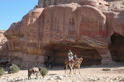 ペトラ遺跡・死海とアラビアのロレンスの舞台　ヨルダンの旅その０３～ペトラ遺跡（ローマ円形劇場、柱廊通り）