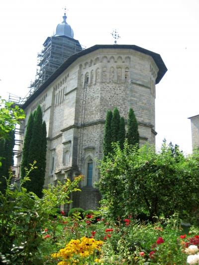 2007年ルーマニア旅行第15日目(1)ブコヴィナ地方：ほっそり優雅なドラゴミルナ修道院と牧歌風景