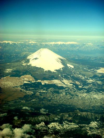 富士山の横を飛ぶ羽田からの伊丹便