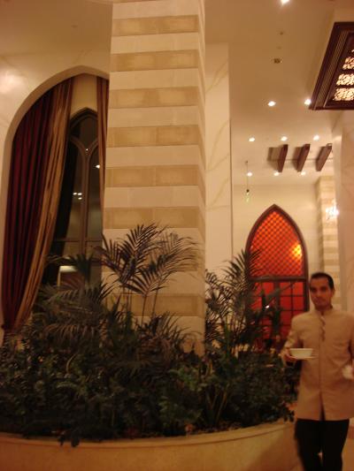 ? UAE旅行２日目　アブダビ　デイナー　「DIWAN L'AUBERGE」　アラブ料理