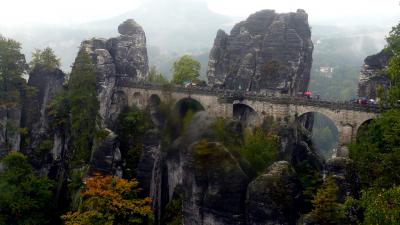 26雨に煙る砦を結ぶ石橋とエルベ川峡谷（ザクセン・スイス）