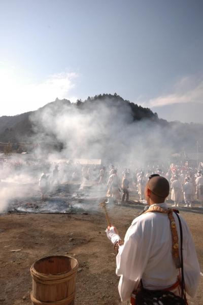 高尾山大火渡り祭
